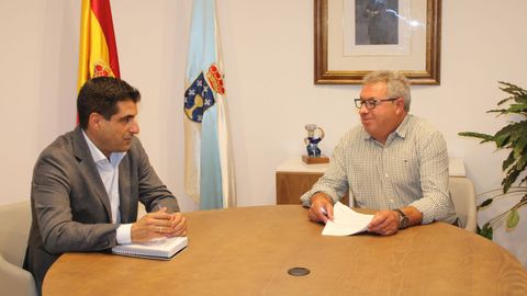 El delegado de la Xunta, Gabriel Alén, con el alcalde de Vilar de Santos, Antonio Míguez.