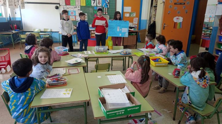 Alumnos del colegio explican a sus compañeros más pequeños cómo reducir en consumo de energía