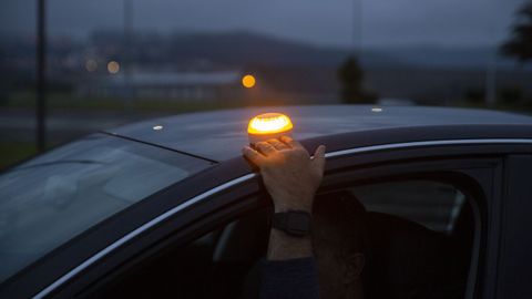 Las balizas luminosas pueden acompaar a los tringulos para sealizar un peligro en la carretera.