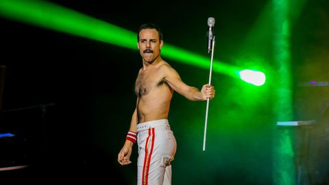 Pablo Padín caracterizado como Freddie Mercury, en un concierto.