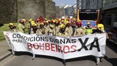 Los bomberos de la provincia de Lugo protestan frente a la delegacin de la Xunta