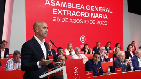 El presidente de la Real Federación Española de Fútbol, Luis Rubiales, durante su intervención en la Asamblea General del 25 de agosto, en la que se negó a presentar su dimisión por el escándalo del beso a Jenni Hermoso.