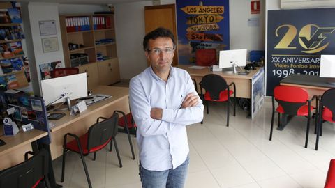 Javier Fontao confa en poder reabrir sus oficinas de Boiro y Ribeira en el mes julio, cuando comience a reactivarse el sector