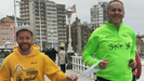 Eduardo (izquierda) junto a su gu�a Jairo (derecha) corriendo por El Muro de Gij�n