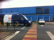 ...La ambulancia del 061saliendo con el herido de la planta de Alcoa