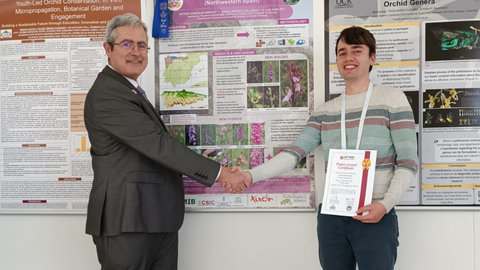El ovetense �ngel Arg�elles recoge el premio de la mano del Director Orquidario de Estepona