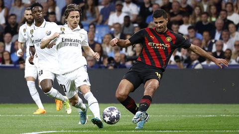 Modric y Rodri tratan de alcanzar la pelota durante el encuentro del Bernabéu