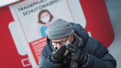 Un hombre se coloca la mascarilla tras salir de un supermercado de la capital austriaca