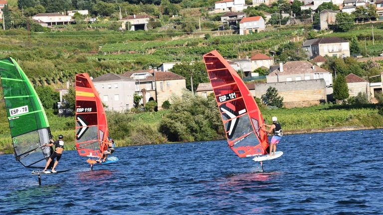 Las distintas clases de la flota de windsurf depararon imágenes espectaculares en Castrelo de Miño