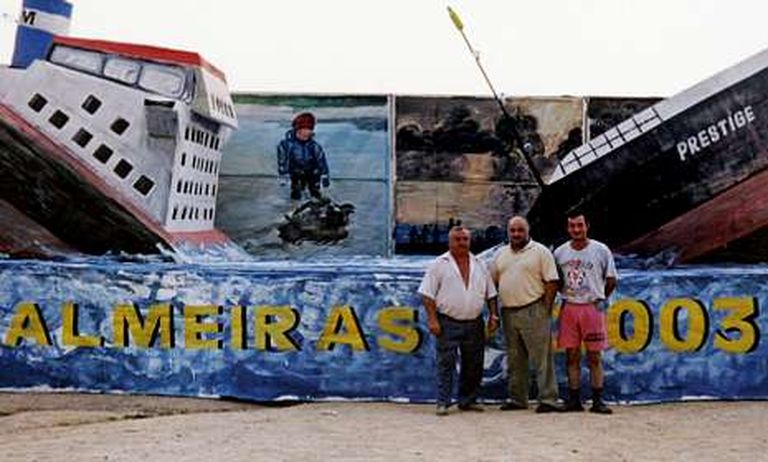 De izquierda a derecha, Manuel Torreiro, Ramón Fraga y Juan Barrio ante la falla del año 2003.