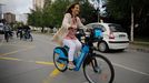 La alcaldesa recorre Elviña en bicicleta en el segundo día de campaña