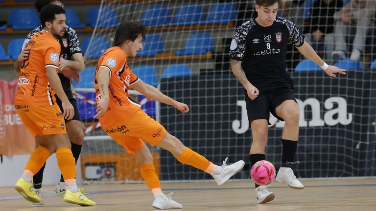 Charly, futbolista del Reyco Burela FS: «Es clave ganar los partidos de casa porque fuera es muy difícil hacerlo»