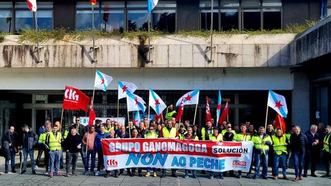 Concentración de los trabajadores hoy ante el Concello de Vigo para pedir el apoyo de la corporación municipal