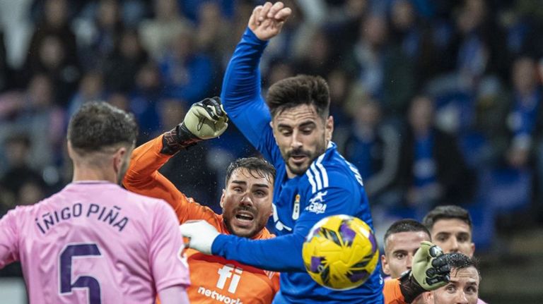 David Costas disputa un balón ante Dani Martín