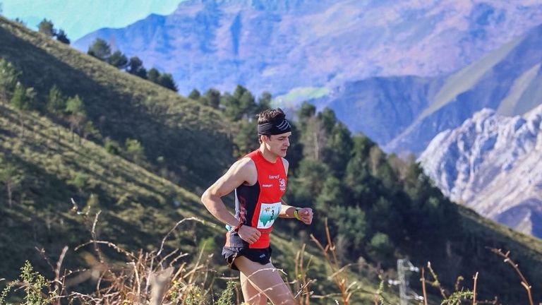 El corredor asturiano Pablo Sierra, con los Picos de Europa al fondo, en la última edición de la prueba