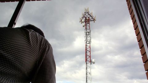 Una antena de telefona mvil situada en el barrio de la Estacin de Monforte