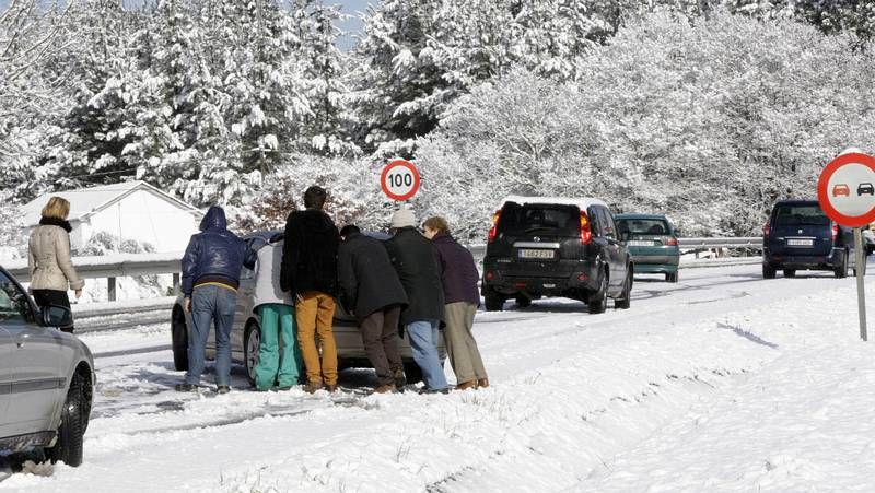 Los jugadores del Sevilla Reyes y Navas con el cartel del marat�n de f�tbol sala de samos
