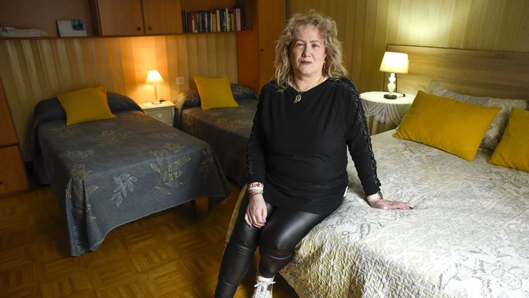 Lucía Amaro lleva años regentando la histórica pensión Casa Alicia, donde también vive