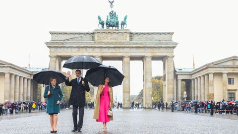 Felipe y Letizia junto a la alcaldesa de Berlín en la Puerta de Brandemburgo.