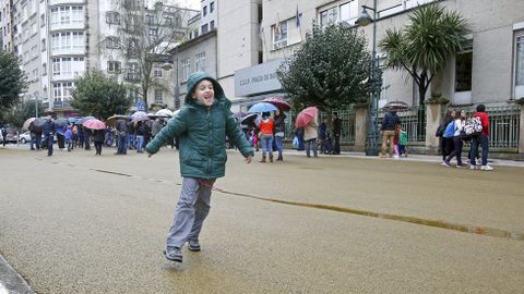 Alumnos del colegio de Barcelos disfrutan de la plaza remodelada