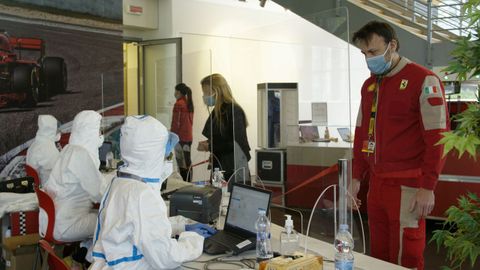 Los empleados de Ferrari, en Maranello, cuidan las medidas de seguridad
