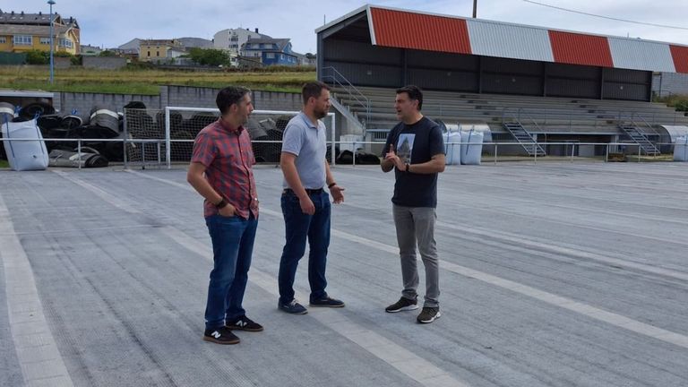Foz renueva el césped artificial y el riego automático del campo de Malates con 200.000 euros a través de un convenio con la Diputación de Lugo