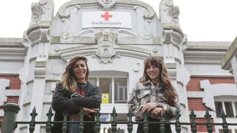 De izquierda a derecha, Marta Martinez y Duarniela de Andrade, retratadas en la puerta de la delegación ferrolana de Cruz Roja