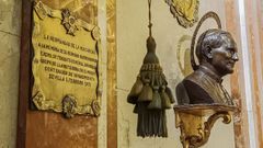 Placa conmemorativa en la capilla de la Baslica de La Macarena en Sevilla donde se encontraban los restos mortales del general Gonzalo Queipo de Llano, responsable de 45.000 fusilamientos, despus de que en la madrugada de este jueves se hayan exhumado sus restos mortales