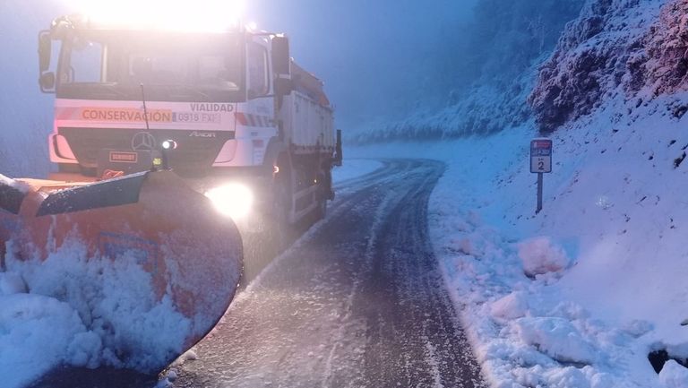 Las máquinas de la Diputación de Lugo limpiando la LU-P-3501 hacia el alto de Restelo, en Navia de Suarna