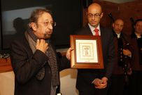 Xos� Mar�a Bello recibe unha praca de agradecemento de mans do alcalde de Cabana, Jos� Mu��o