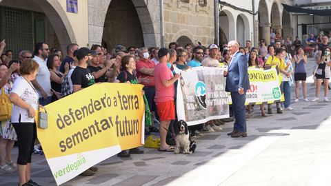 Jornadas en Noia sobre los 40 años de autonomía de Galicia, en la que también hubo una protesta de la plataforma Vida e ría