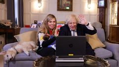 Boris Johnson, con su mujer, una de sus hijas y su perro, en su ltima aparicin pblica el 23 de diciembre.