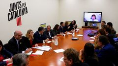  El presidente de la Generalitat, Quim Torra, y el expresidente Carles Puigdemont (por videoconferencia), durante una reunin de la direccin de JxCat para determinar el posicionamiento del partido de cara a la investidura de Pedro Snchez