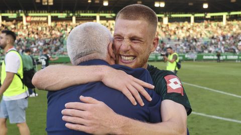 Carlos Vicente celebrates his promotion after the match in A Malata against Celta B.