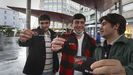 Álvaro, Rodman y Duarte muestran las tarjetas de descuentos de Dazona Salseo, disponibles tanto en formato físico como digital (se utiliza desde el móvil). Se pueden adquirir por 11,90 euros al año en Internet, a través de la web dazona.es, o en puntos de venta físicos (Autoescola SC-20 en Santiago).