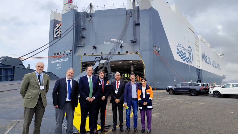 Vigo acoge la escala inaugural de uno de los buques ro-ro más grandes del mundo con capacidad para llevar 9.100 coches