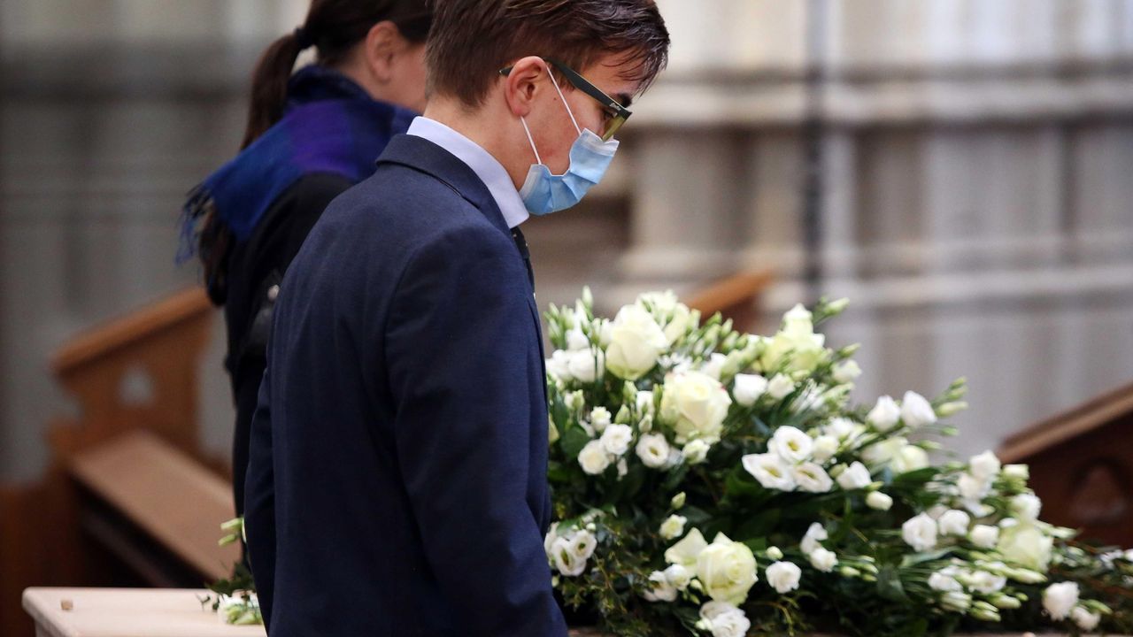 Los camioneros de Castrill�n animan el confinamiento a ritmo de claxon.Los trabajadores de Urgencias del Hospital Central de Asturias ( HUCA ) en Oviedo agradecen las muestras de apoyo de la ciudad. 
