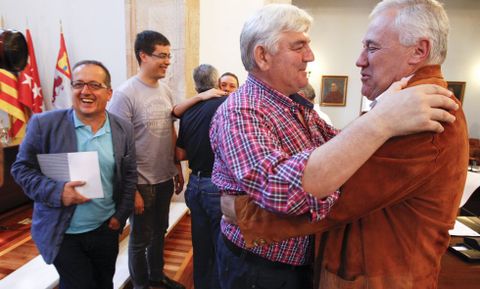 Pensado abrazando efusivamente a Martínez, mientras Veiga evitó al candidato del PSOE. 