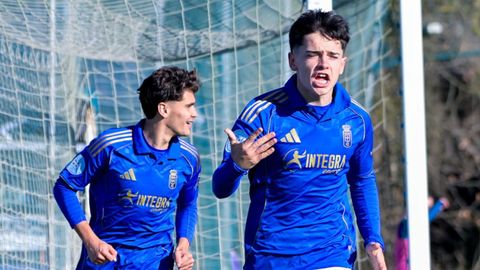 Dieguito, con Agud�n detr�s, celebra el 2-0 del Vetusta a la Segoviana