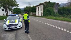 Control de trfico en una carretera asturiana