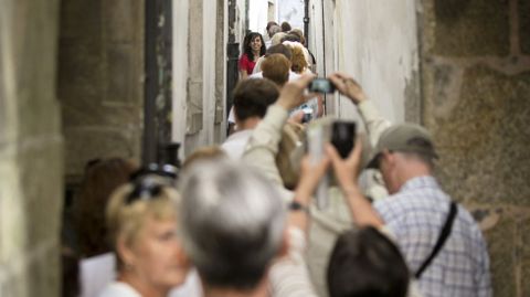La ruela de Entrerras, en una foto de archivo del ao 2011, llena de turistas sacando fotografas en el estrecho atajo entre la Ra Nova y O Vilar