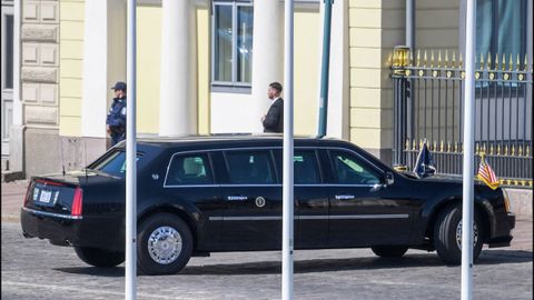 El presidente de EE.UU, Donald Trump, llega en limusina al Palacio Presidencial, donde celebra su primera cumbre con el presidente de Rusia, Vladmir Putin