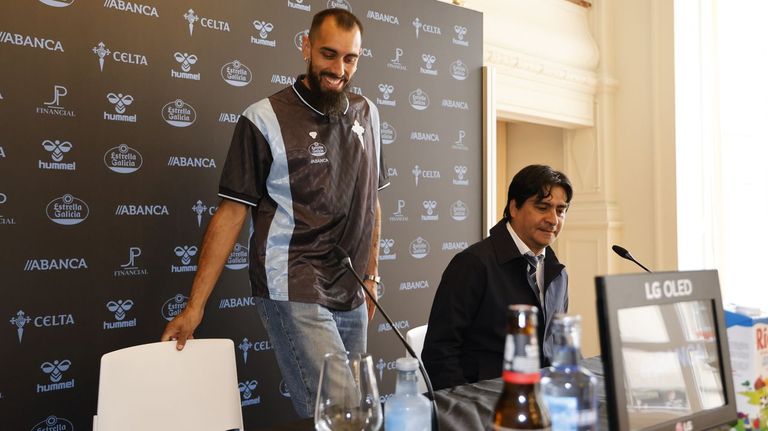 Borja Iglesias: «<span lang="gl">Sorprende que lle deamos máis importancia a parar </span><span lang="gl">un evento deportivo que a un xenocidio</span>»