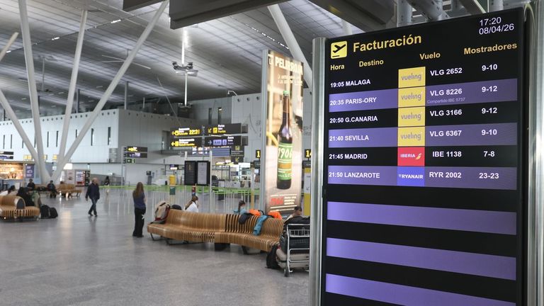 Bajan los vuelos y aumentan los retrasos en el aeropuerto de Santiago: solo cuatro de cada diez despegan a su hora