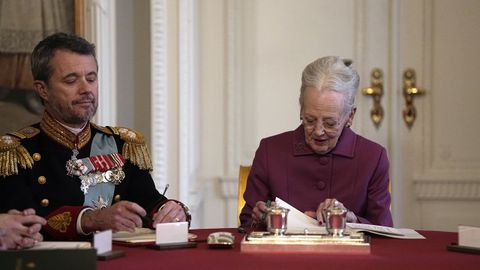 La reina Margarita firma su declaraci�n de abdicaci�n en presencia de su sucesor al trono. 