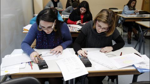 Dos aspirantes preparan el examen de oposicin en una academia de Santiago