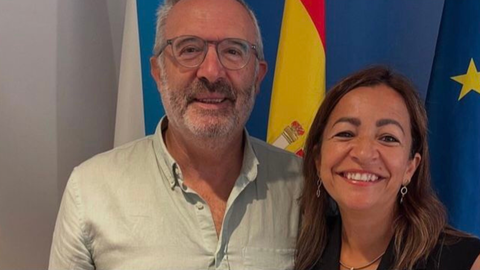 Lino Sexto Bermdez, exdirector xeral de Gardacostas, con Marta Villaverde, conselleira de Mar