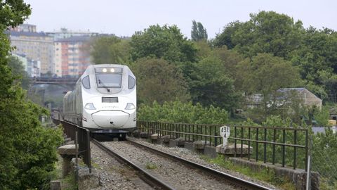 Un tren Alvia, saliendo de la estación de Lugo. 