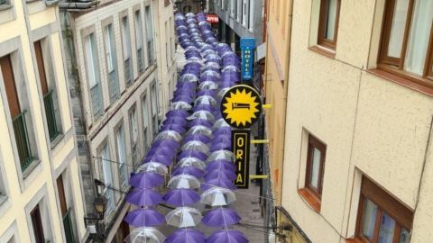 Techo de paraguas en la calle Crucero de Luarca, con motivo del 8M