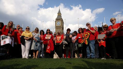 Afectados por la sangre contaminada se concentraron en Londres para recordar a los fallecidos